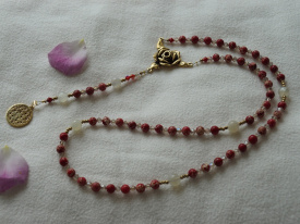 Collier d'un rosaire rouge - Normandie