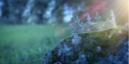 couronne sur un rocher