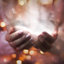 Image de deux mains qui tiennent une source de lumière - méditation à Falaise