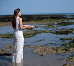 Image de Méliana jouant du tambour au bord de l'océan